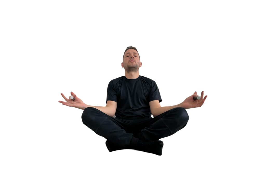 Hombre en pose de meditación representando la paz y el enfoque mental y físico beneficios del salto a la cuerda