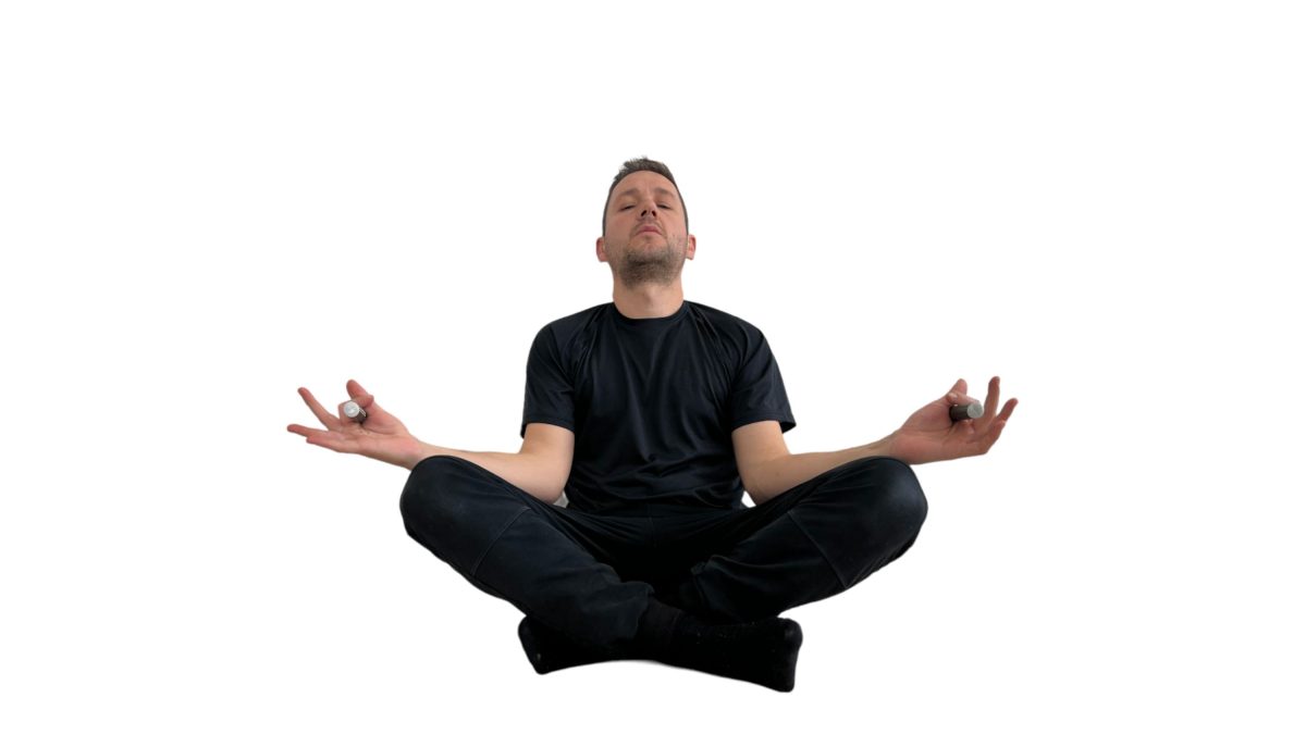 Hombre en pose de meditación representando la paz y el enfoque mental y físico beneficios del salto a la cuerda