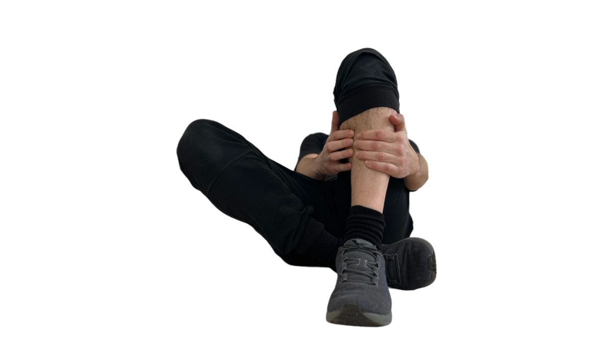 Hombre experimentando dolor de espinillas, conocido como periostitis tibial medial, mientras practica salto con cuerda