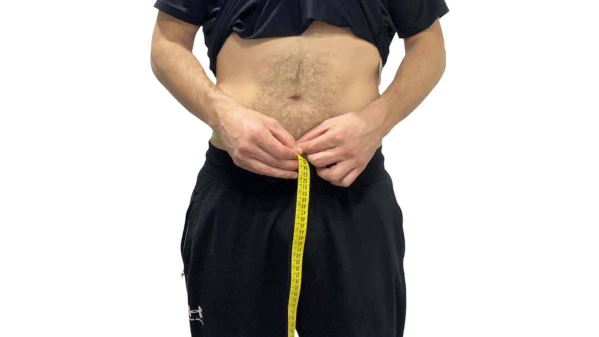 Medición de cintura demostrando la reducción de grasa abdominal con ejercicios de salto a la cuerda