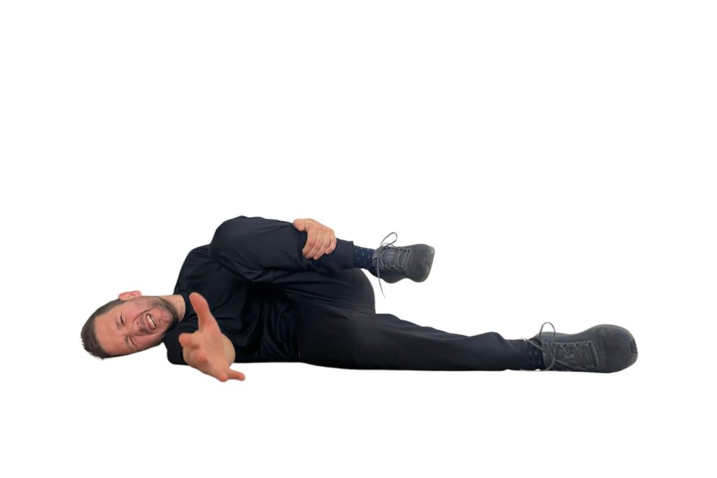 Persona lesionada por hacer ejercicio incorrectamente demostrando la importancia de la técnica adecuada en el salto a la cuerda