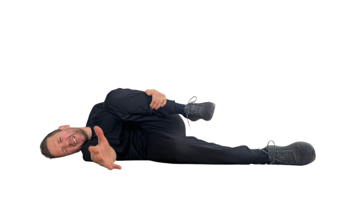 Persona lesionada por hacer ejercicio incorrectamente demostrando la importancia de la técnica adecuada en el salto a la cuerda