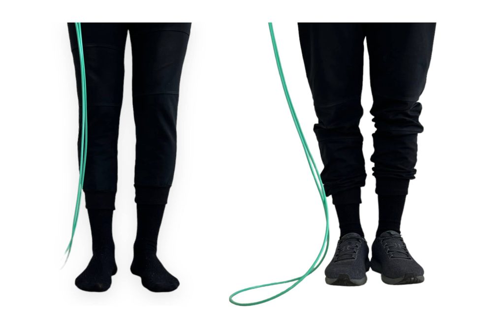 Piernas de una persona saltando la cuerda descalzo y con zapatillas para ejercicios de cardio