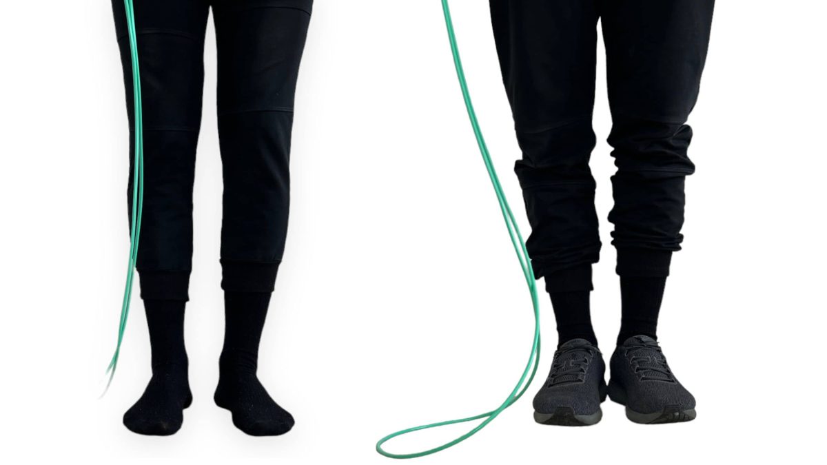 Piernas de una persona saltando la cuerda descalzo y con zapatillas para ejercicios de cardio