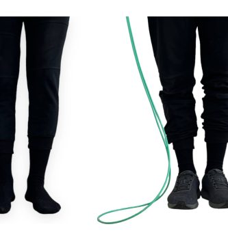 Piernas de una persona saltando la cuerda descalzo y con zapatillas para ejercicios de cardio