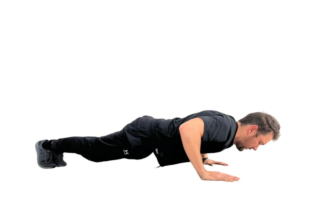Hombre realizando push-up como parte de una rutina de 10 minutos para principiantes que mezcla el salto a la cuerda con ejercicios corporales.