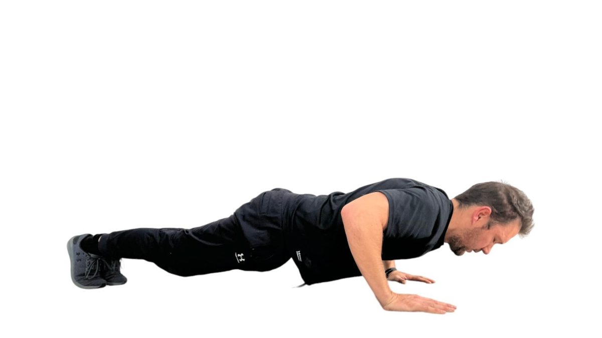Hombre realizando push-up como parte de una rutina de 10 minutos para principiantes que mezcla el salto a la cuerda con ejercicios corporales.