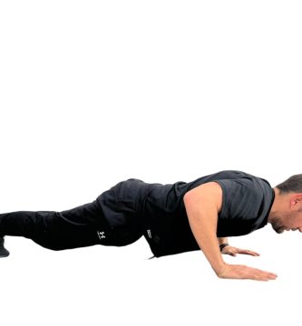 Hombre realizando push-up como parte de una rutina de 10 minutos para principiantes que mezcla el salto a la cuerda con ejercicios corporales.