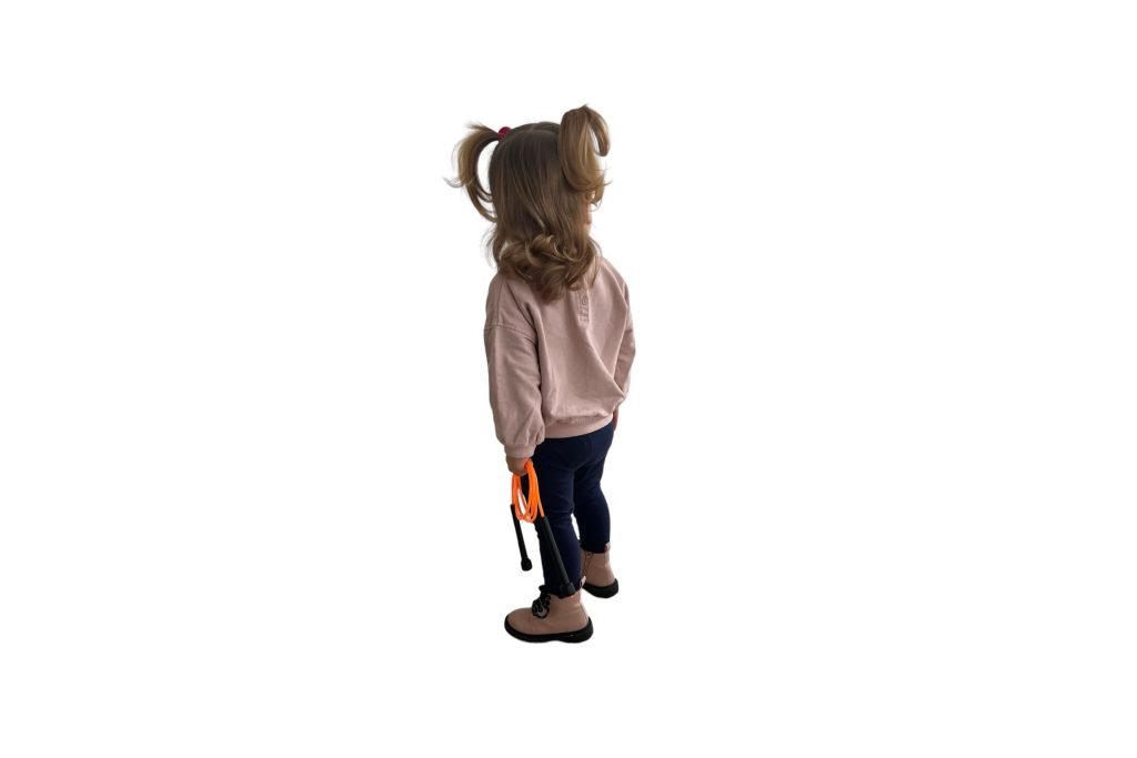 Niña preparándose para saltar a la cuerda, un ejercicio beneficioso para el desarrollo infantil