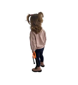 Niña preparándose para saltar a la cuerda, un ejercicio beneficioso para el desarrollo infantil