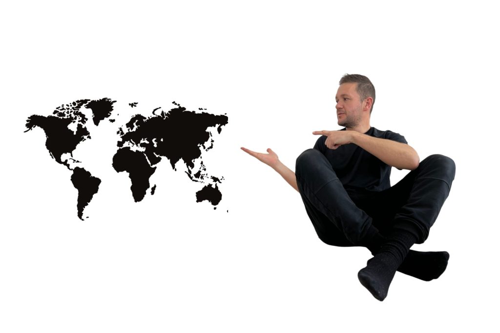 Hombre señalando un mapa mundial simbolizando la cobertura global de noticias del salto a la cuerda