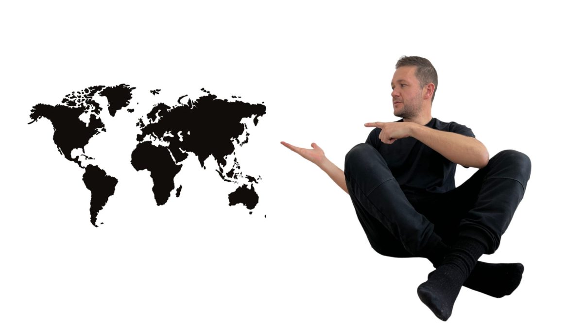 Hombre señalando un mapa mundial simbolizando la cobertura global de noticias del salto a la cuerda