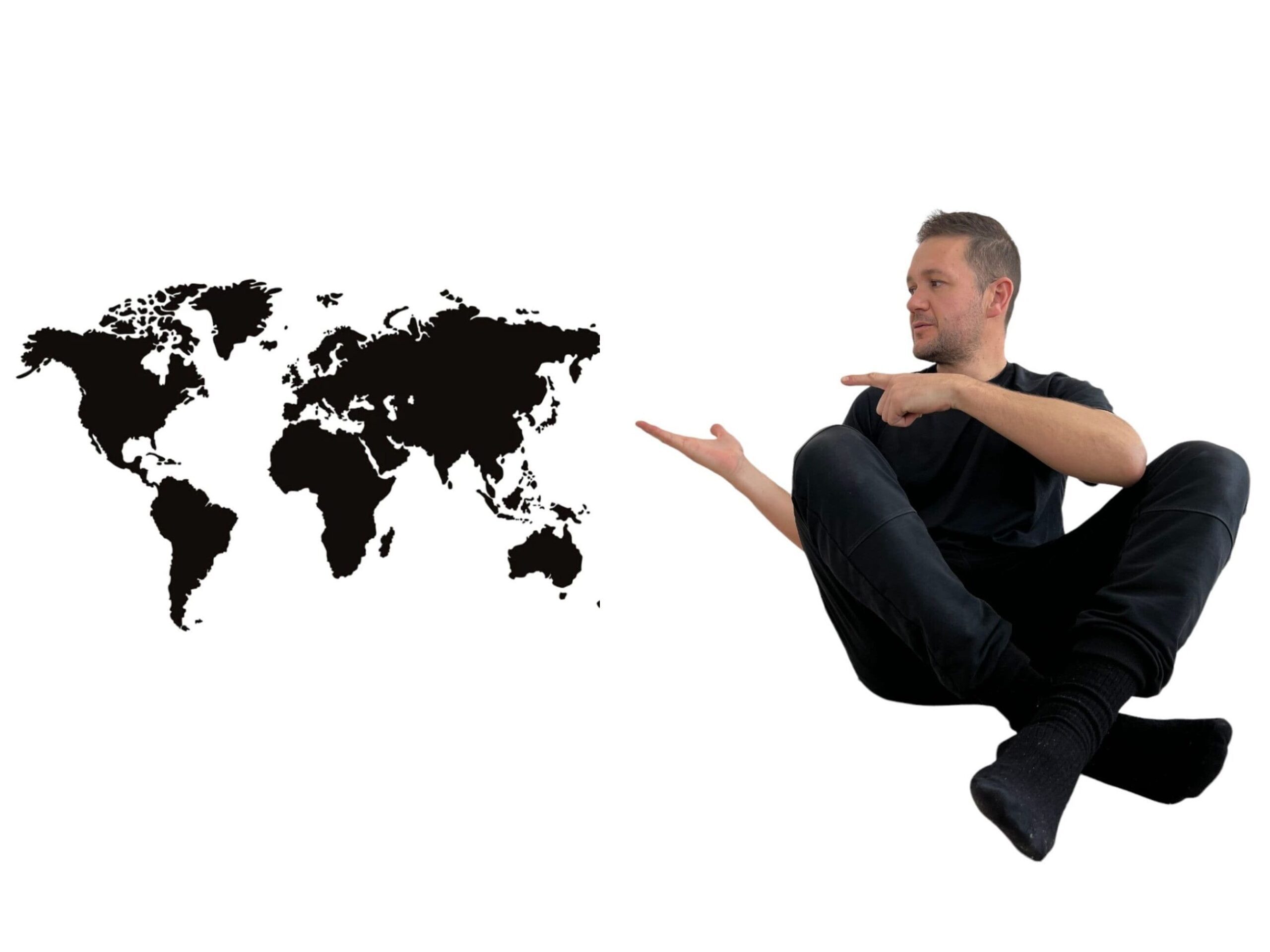 Hombre señalando un mapa mundial simbolizando la cobertura global de noticias del salto a la cuerda